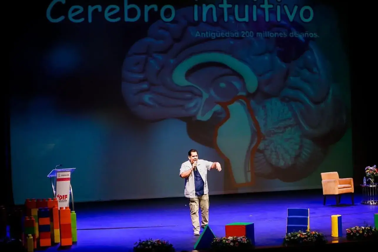Conferencia del psicólogo en Culiacán Roberto Hernández